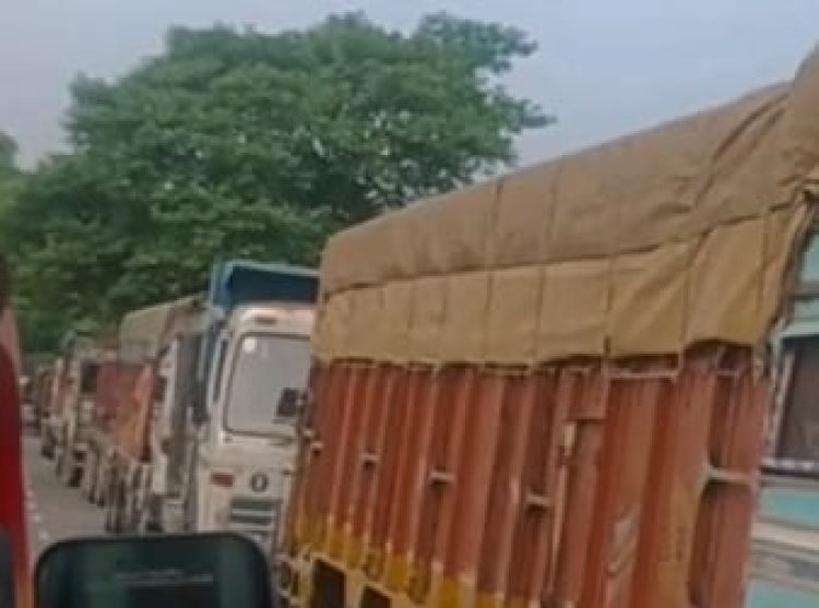 सावन सोमवारी पर भारी वाहनों की नो-इंट्री, भारी वाहनों का लगा तीन किलोमीटर तक लंबी कतार, दिनभर बना रहा जाम