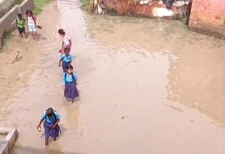 जलनिकासी के अभाव में स्कूल पहुंचने का रास्ता बना चुनौती, खतरा मोल पढ़ाई करने जाते है छात्र