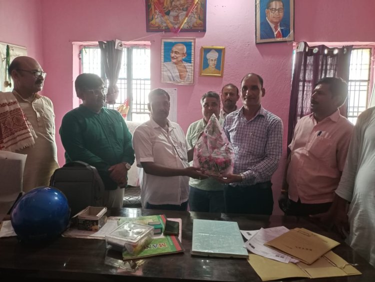 उत्क्रमित उच्च विद्यालय नुआंव में प्रधानाध्यापक के पद पर संतोष ओझा ने किया योगदान, शैक्षणिक सुधार को बताया प्राथमिकता