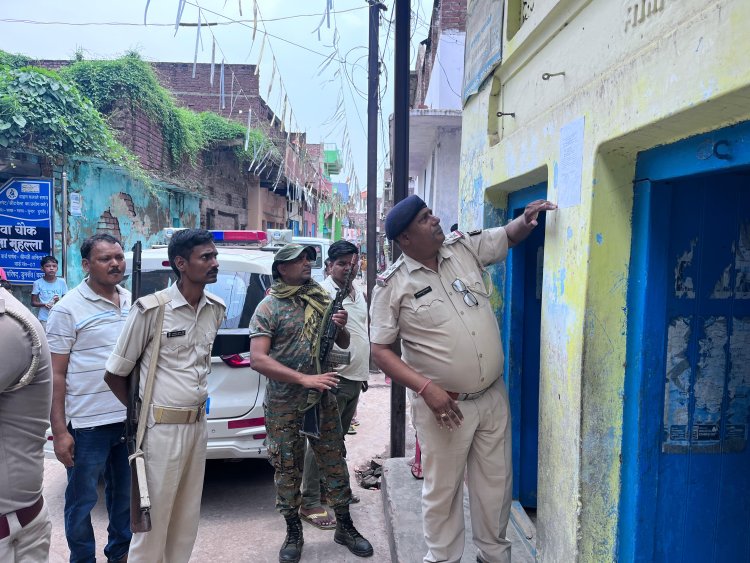 फरार आरोपित के घर पुलिस ने डुगडुगी पिटवा चस्पाया इश्तेहार, हाजिर