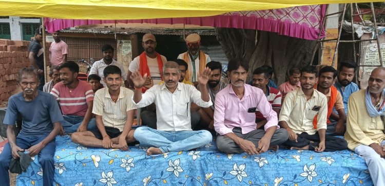 सिंचाई संकट और बिजली कटौती के खिलाफ किसानों का फूटा गुस्सा, कोरानसराय चौक पर दिया धरना