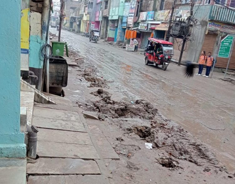 नगर फुटपाथ की घेराबंदी किये गए बैरियर को नप ने हटवाया