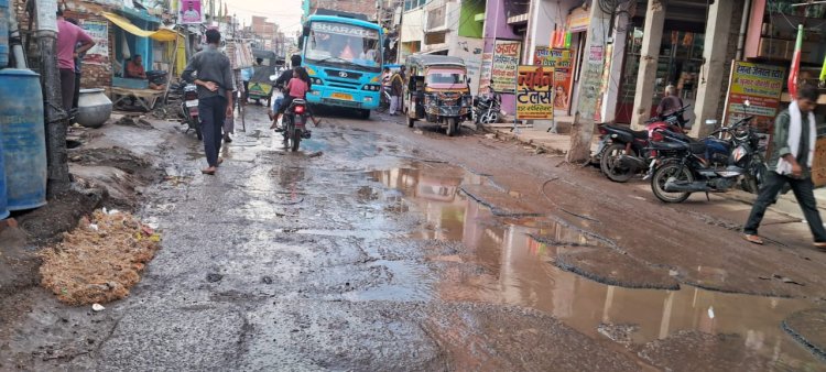 शहर के बीचोबीच एनएच-120 पर बने गड्ढे जानलेवा बनें, नहीं निकाला जा रहा समाधान