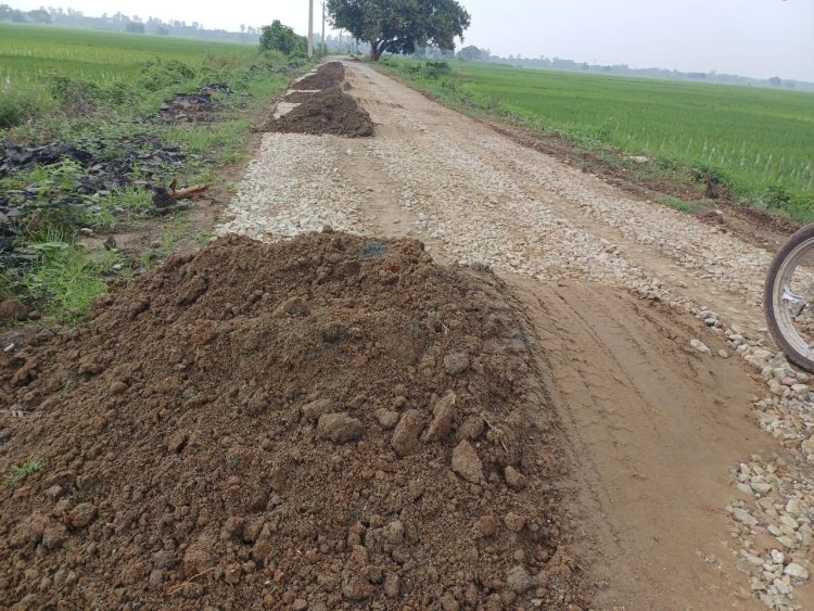 केसठ सोनवर्षा रोड निर्माण में अनियमितता का आरोप लगा ग्रामीणों ने  रुकवाया काम