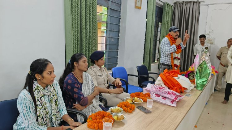 ईमानदारी और सख्ती का प्रतीक रहे थानाध्यक्ष कमल नयन पांडे को दी गई भावभीनी विदाई