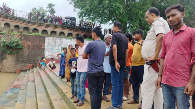 सिकरौल की ठोरा नदी में नहाने के दौरान किशोर के डूबने की आशंका, ग्रामीणों की भीड़ जुटी