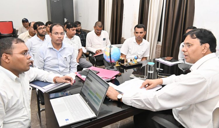 जिलाधिकारी ने किया प्रारूप निर्वाचक सूची के विशेष कैंप का निरीक्षण, ससमय कार्य निष्पादन का दिया निर्देश