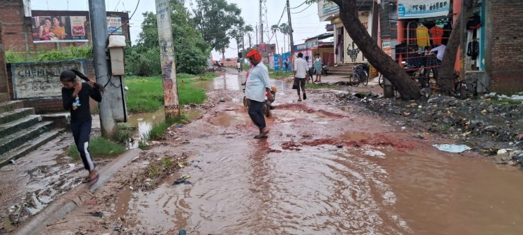 बारिश ने शहर की सफाई व्यवस्था की खोली पोल, डूबा सड़क और गली