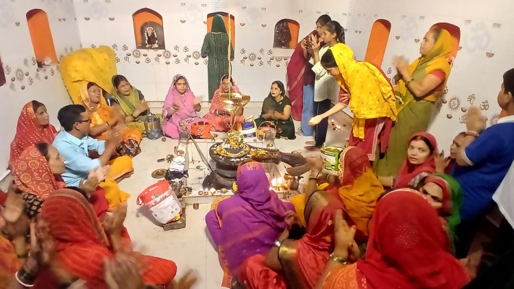 सावन के अतिम सोमवारी पर नया तलब शिव मंदिर में अखंड हरिकीर्तन में जुटे डुमरांव के श्रद्धालु महिला व पुरूष