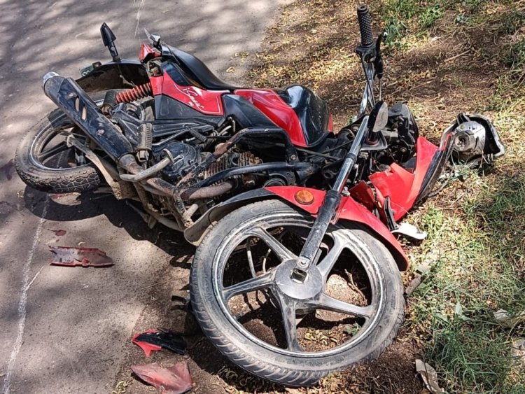 लाखनडिहरा के समीप पेड़ से टकराई बाइक, चालक की मौत, दो किशोर जख्मी