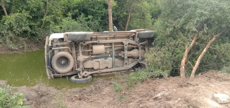 बाइक सवार को बचाने में पलटी स्कॉर्पियो, बाल-बाल बची चालक की जान