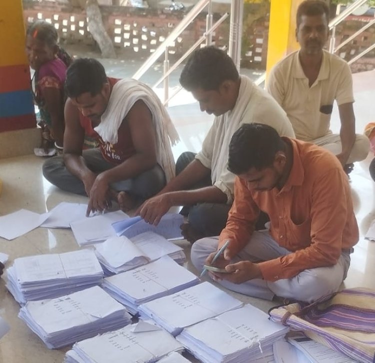 राजस्व महाअभियान में खुलियाम लापरवाही, डोर टू डोर वितरण के बजाय मंदिर में बंट रहा पंजी