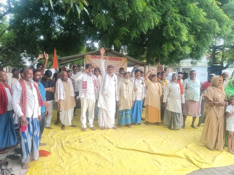किसानों ने मनाया काला दिवस, बोले, “बक्सर थर्मल पावर परियोजना ने छीना हक़