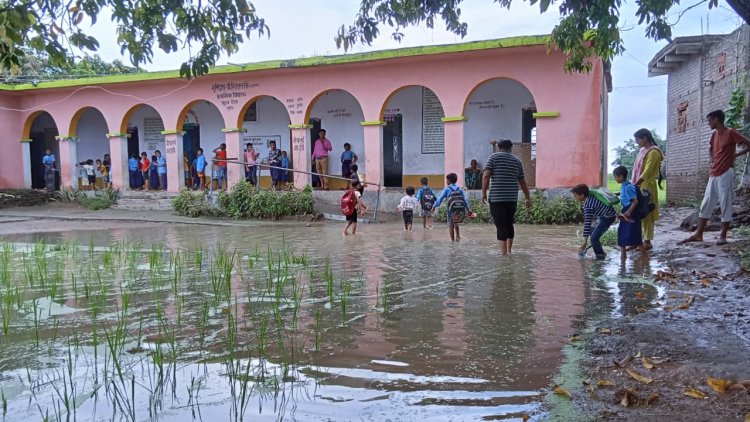 बारिश में टापू बन जाता सूरज टोला का प्राथमिक विद्यालय