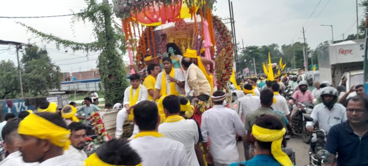 गाजे-बाजे के साथ निकाली गई भगवान श्रीकृष्ण की शोभायात्रा