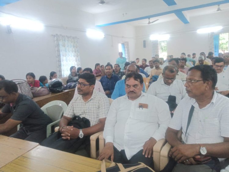 विद्यालयों की जर्जर स्थिति पर हुई समीक्षा बैठक, रिपोर्ट जिले को भेजा जाएगा