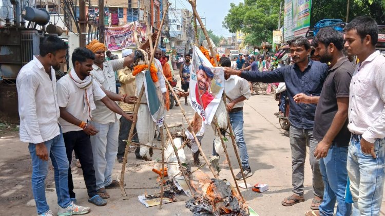 डुमरांव में बदहाल स्वास्थ्य व्यवस्था के खिलाफ निकाला सीएम, सांसद व विधायक की शवयात्रा