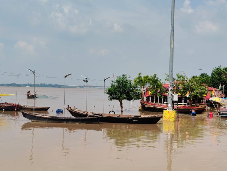 बक्सर में फिर बढ़ा बाढ़ का खतरा, चेतावनी बिंदू को पार कर गई गंगा, विवाह मंडप डूबा