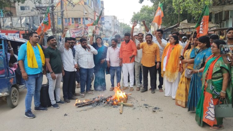 डुमरांव में कांग्रेस-राजद के खिलाफ आक्रोश फूटा, पुतला दहन कर जताया विरोध