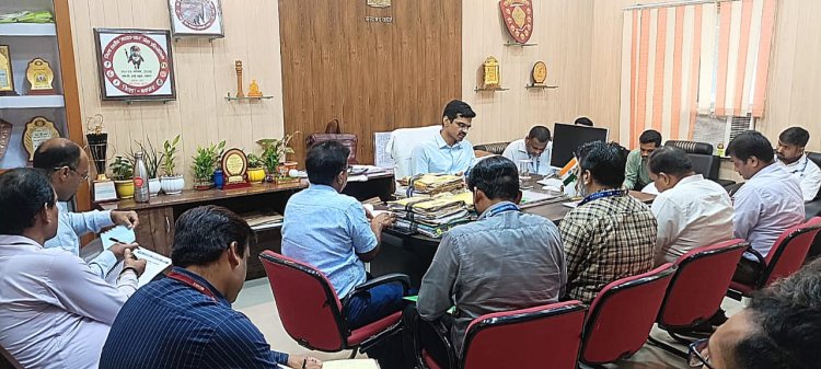 जिले की विकास योजनाओं पर सख्ती, ऋण लक्ष्य हर हाल में हासिल करें बैंक - उप विकास आयुक्त