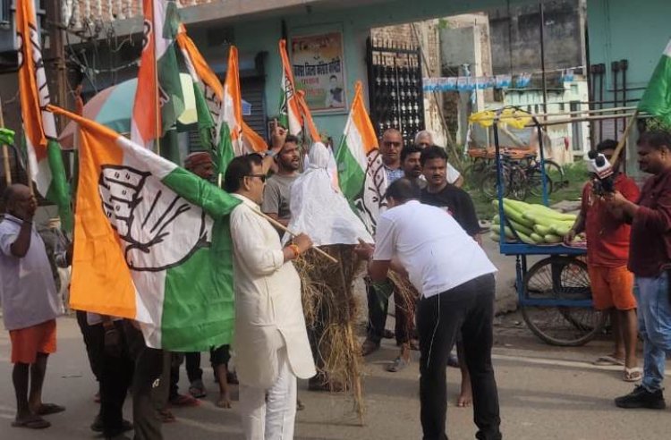 सदाकत आश्रम हमले के विरोध में बक्सर में कांग्रेस का पुतला दहन