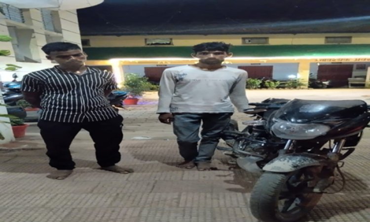 डुमरांव पुलिस की बड़ी कार्रवाई : चोरी की बाइक संग दो गिरफ्तार, झारखंड से जुड़ा मामला उजागर