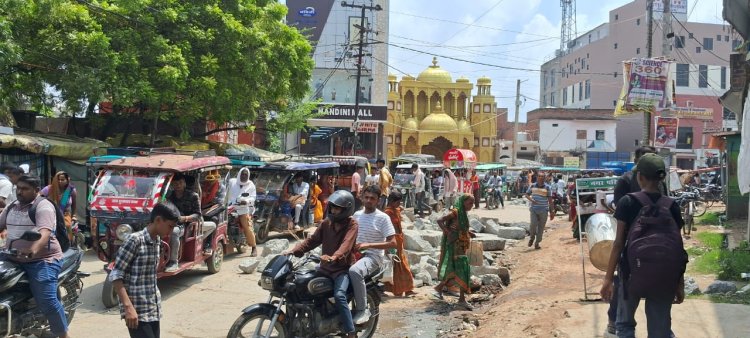 स्टेशन रोड मरम्मत बना मुसीबत, नगरवासी जाम से त्रस्त