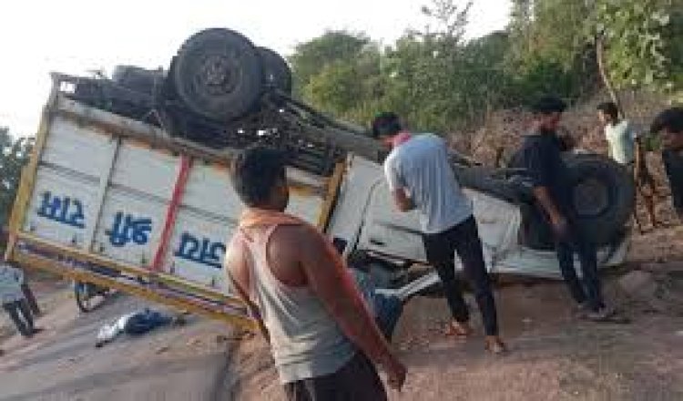 अनियंत्रित पिकअप बना मौत का कारण, दो की मौत, कई घायल