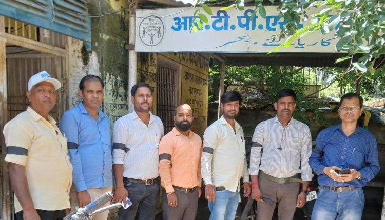 कार्यपालक सहायकों ने काला बिल्ला लगा जताया विरोध, मांगे पूरी न होने पर करेंगे आंदोलन तेज