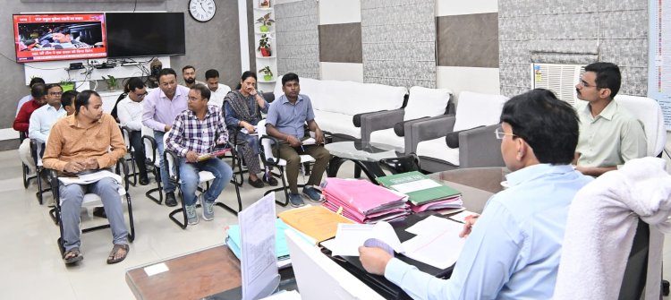 सात निश्चय योजना की समीक्षा बैठक में कई योजनाओं की सुस्ती पर नाराज़ हुए डीएम