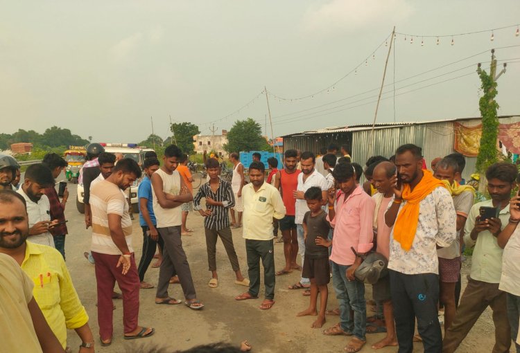 सड़क किनारे लापरवाही से खड़ी पिकअप से टकराई बाइक, युवक की मौके पर मौत