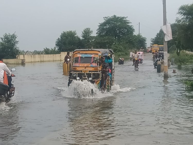 गंगा के दबाव से उफनायी कर्मनाशा, चौसा-मोहनिया पथ पर चढ़ा बाढ़ का पानी
