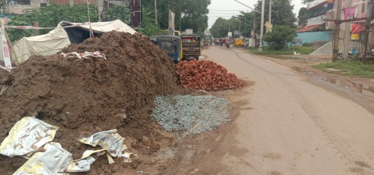गैस पाइपलाइन बिछाने को लेकर स्टेशन रोड कंपनी ने गड्ढा खोद छोड़ा बढ़ी परेशानी