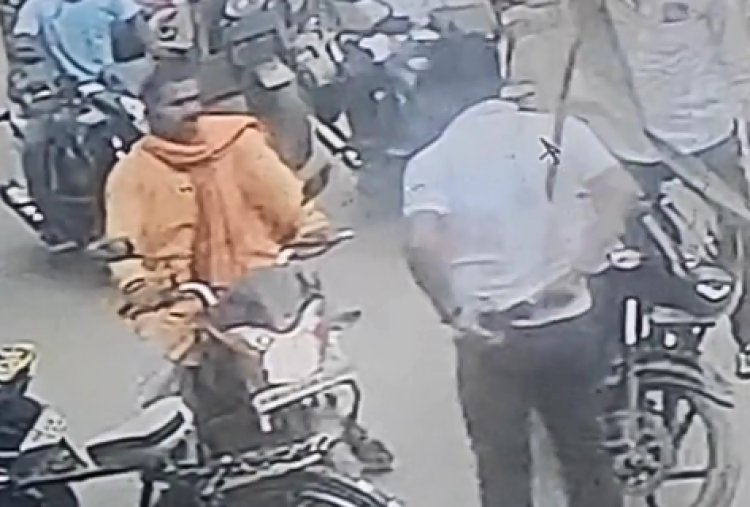 डुमरांव में सरेआम गुडई, युवक की बाइक रूकवा की पिटाई, पिस्टल तान जान मारने की दी धमकी