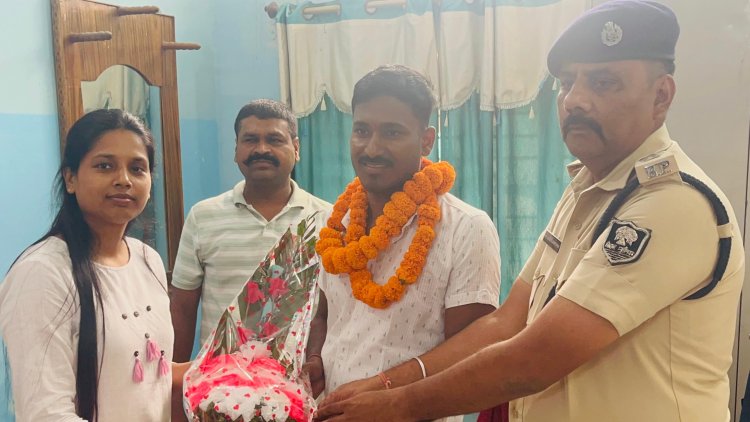 डुमरांव थाना परिवार ने रीडर देवेंद्र कुमार को दी भावभीनी विदाई