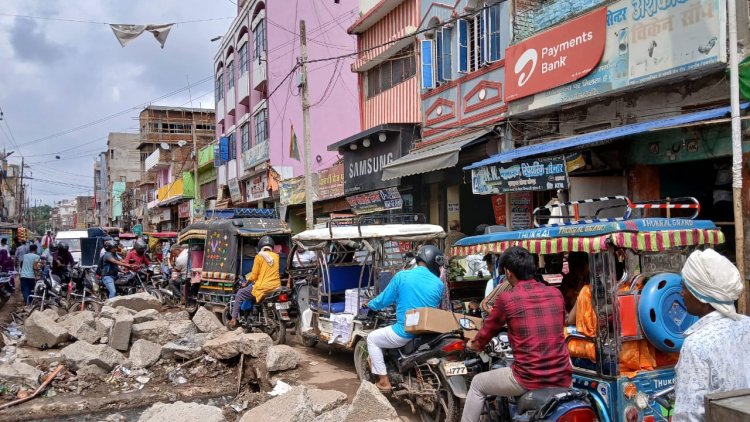 करोड़ों की लागत से बन रही सड़कें बनीं मुसीबत, प्रशासन की लापरवाही से जाम में कराहते लोग