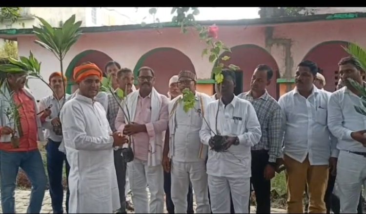 रामानंद मध्य विद्यालय में गुरु सम्मान से जुड़ा पौधरोपण अभियान