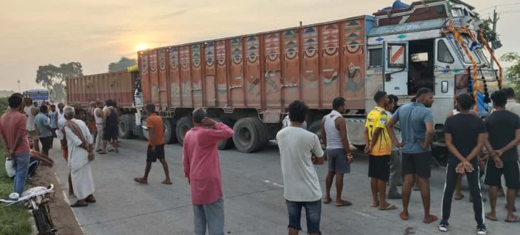 एनएच 922 पर भीषण हादसा: खड़ी ट्रक से टकराई बालू लदी टेलर, चालक की मौत, खलासी गंभीर