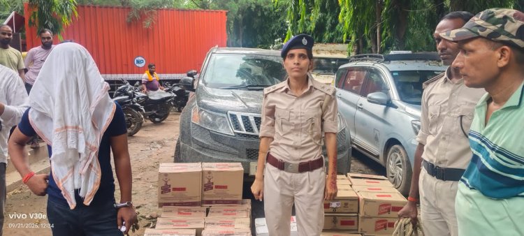 पूजा व चुनाव से पहले तस्करों की मंशा पर पुलिस की सख्ती, लग्जरी वाहन से लाखों की शराब बरामद
