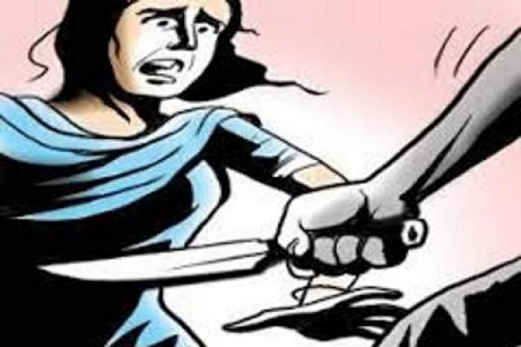 घर में घुसकर युवक ने महिला को चाकू मार किया जख्मी