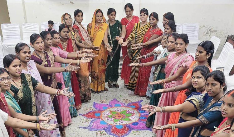 मेहंदी और रंगोली से सजाया लोकतंत्र का संदेश, जीविका दीदियों ने चलाई अनोखी मुहिम