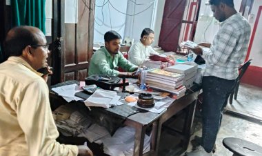 डाक विभाग ने संभाली लोकतंत्र की डिलीवरी: डुमरांव में घर-घर पहुंच रहे नए वोटर कार्ड, युवाओं में उत्साह चरम पर