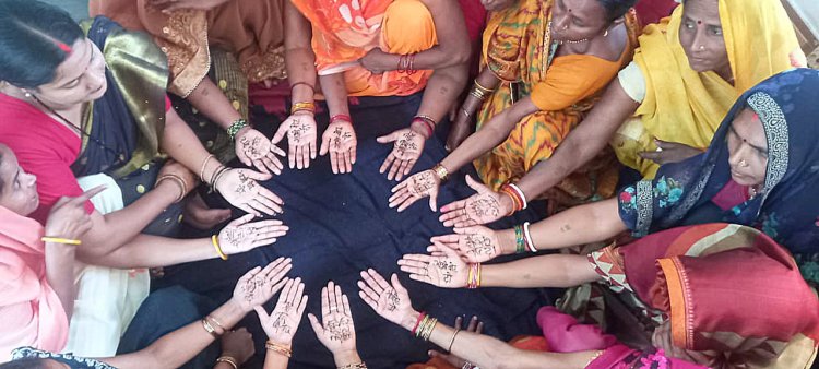 मेहंदी और रंगों के माध्यम से जीविका दीदियों ने दिया शत-प्रतिशत मतदान का संदेश
