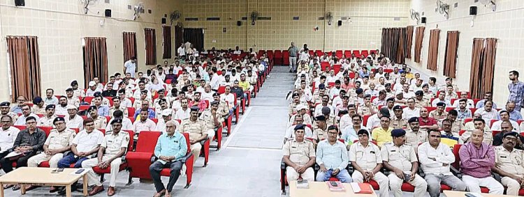 शांतिपूर्ण और निष्पक्ष चुनाव के आधार हैं सेक्टर पदाधिकारी - जिलाधिकारी