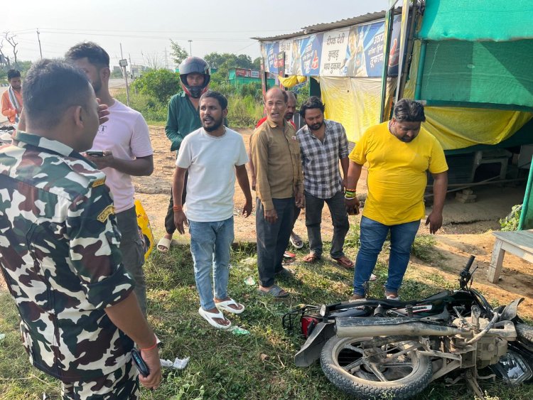 सड़क किनारे खड़ी टैªक्टर ट्राली से टकराई बाइक, सवार जख्मी