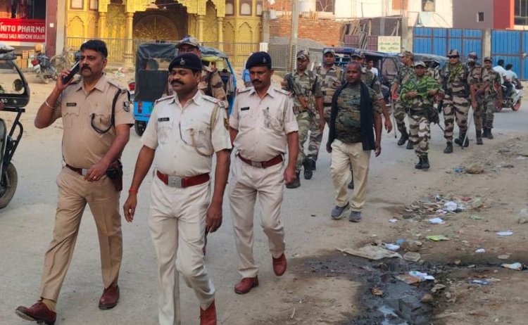 फ्लैग मार्च निकाल पुलिस ने दिया भयमुक्त माहौल में मतदान का संदेश