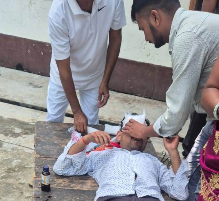 आमने सामने टकराई दो बाइक, दोनों सवार जख्मी