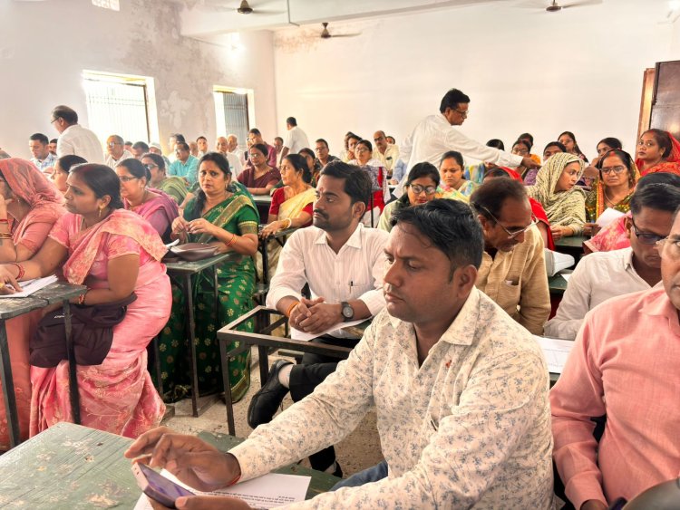 एम.पी. हाई स्कूल बक्सर में पोलिंग अधिकारियों का प्रशिक्षण आयोजित