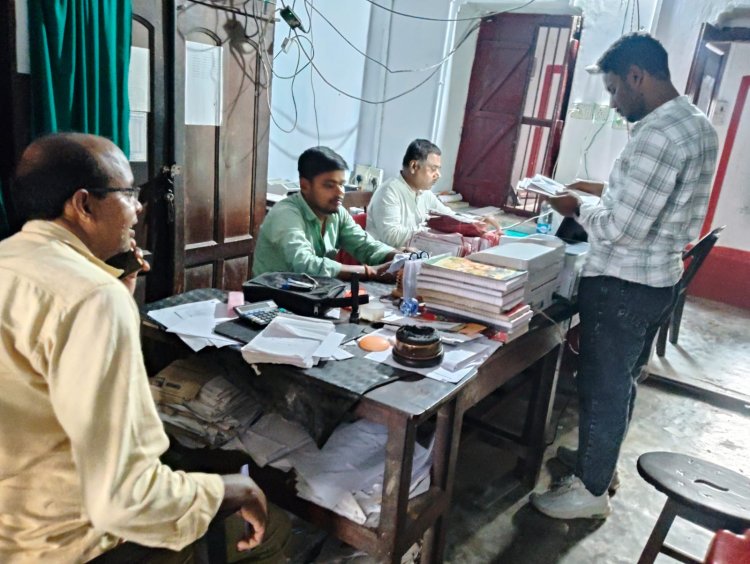 डाक विभाग ने संभाली लोकतंत्र की डिलीवरी: डुमरांव में घर-घर पहुंच रहे नए वोटर कार्ड, युवाओं में उत्साह चरम पर