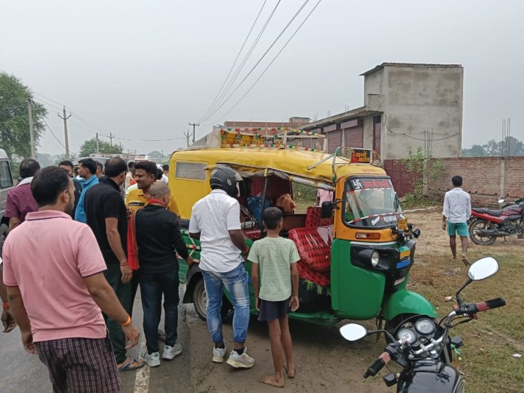 सड़क पर ऑटो पलटने एक की मौत चालक समेत चार घायल